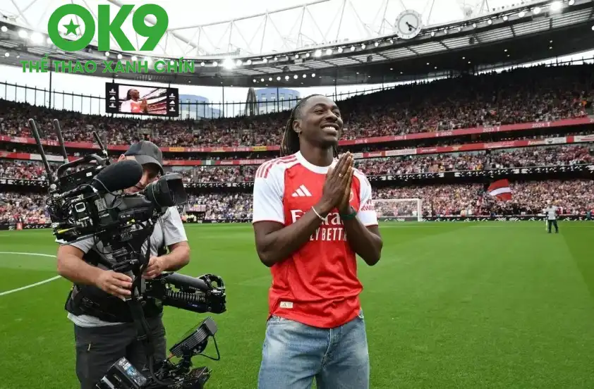 Eze khi được Arsenal ra mắt trước đám đông tại Emirates trong chiến thắng 5-0 trước Leeds 